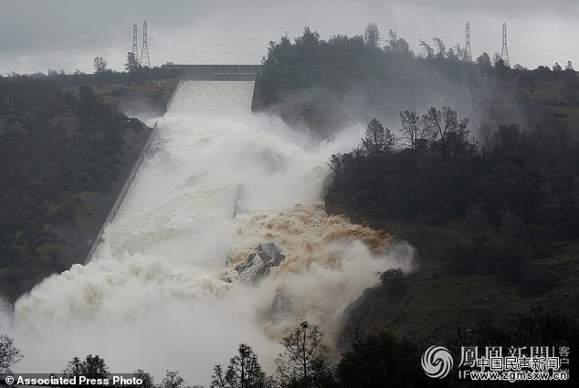 美国最高水坝出现缺口 官方要求18万居民撤离