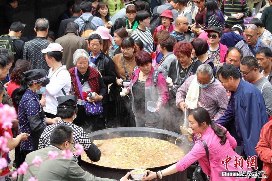 3000人吃自助“大锅饭” 感受部落生活