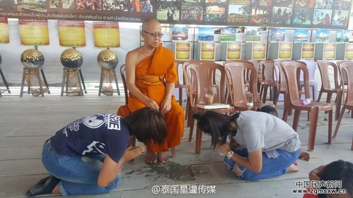 泰国高僧因误机偶遇分离16年的妻女