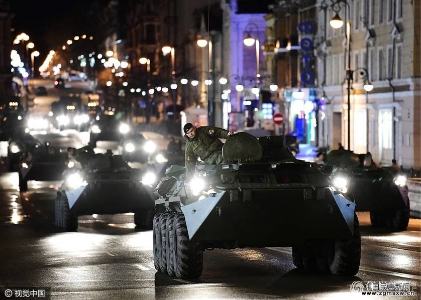 俄罗斯胜利日阅兵彩排 装甲车夜间开上街