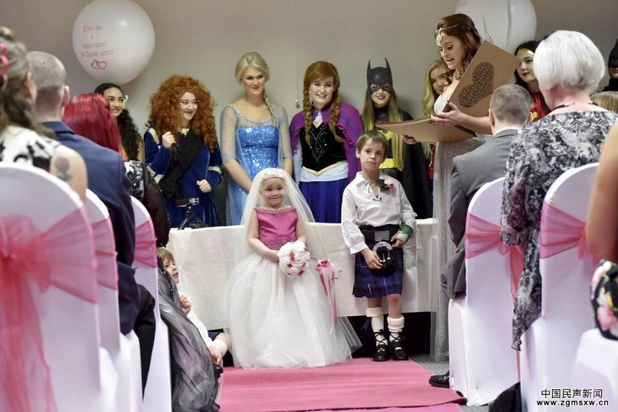 5岁癌症女孩穿婚纱“结婚” 童话明星都到场