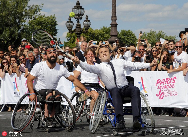 马克龙为巴黎申奥造势 坐轮椅上打网球