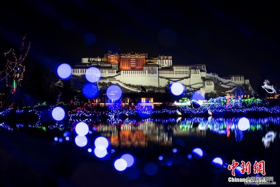 西藏拉萨灯光节演绎高海拔光影盛宴