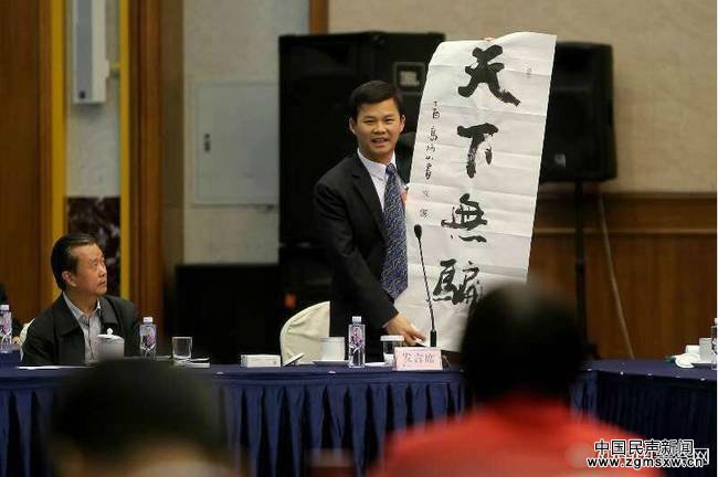 2017年3月9日，广东代表团全团会议上，全国人大代表陈伟才在利用展板做发言谈打击电信诈骗，在发言结束时祝愿“天下无骗”。