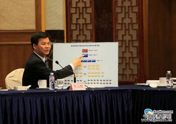 陈伟才解释跨境电信诈骗资金多级分解转账取现情况。
