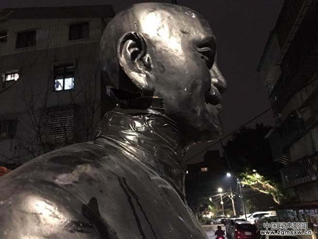 男子持菜刀直接砍下蒋介石雕像的头。（图片来源：台湾“中时电子报”）