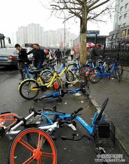 北京街头，乱停放的共享单车倒伏一地。