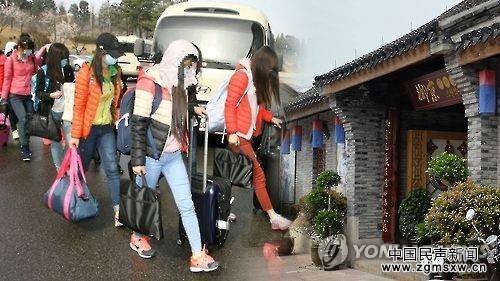 图为赴韩的12名朝鲜女子