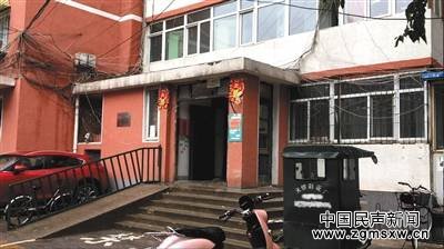昨日上午，北京妇产医院斜对面某小区，记者来到胎盘作坊所在的居民楼，发现房间大门紧闭。此前租住在此的胎盘倒卖者一大早已经“跑路”。新京报记者 游天燚 摄