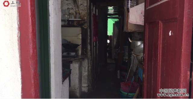 上海一家三口住9平米房间27年 儿子踩着冰箱上床