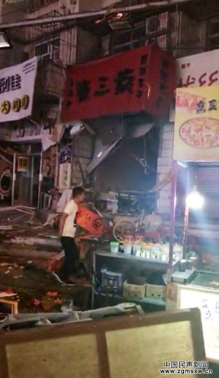 图为爆炸现场，红色招牌即为发生事故的店铺“张三丰煎饼果子”铺面。