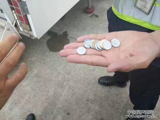 机务人员检修发动机后共发现9枚硬币。