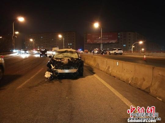 哈尔滨二环桥发生交通事故致5名清雪工死亡2人受伤