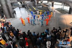 北京：首钢园里的“环境舞蹈”展